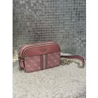 Guess сумка кросс-боди через плечо Оригинал Новая Noelle Crossbody Camera Handbags.   Классная брендовая стильная сумочка! 100% оригинал. Куплена в Дубае.  Смотрится обалденно!  Вместительная и легкая