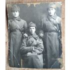 Фото трех красноармейцев. 1930-е. 8х9 см.