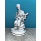 Фарфоровая девушка с венком.