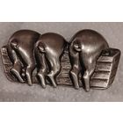 Винтажная брошь фермерской тематики "Три поросёнка". Олово. 6х3 см. Редкость.