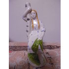 ДЕВУШКА У БЕРЕЗЫ.