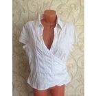 Блуза на запах на 54-56 размер, с сексуальным вырезом. Очень хорошо тянется. Длина 60 см. Остальные замеры делать бесполезно, так как она очень хорошо тянется.