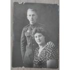 Фото боевого офицера с женщиной. 1946 г. 8х11 см.