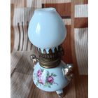 Коллекционная декоративная керосиновая лампа. Фарфор, стекло, латунь. 13 см.