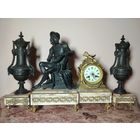 Каминные часы с кубками.