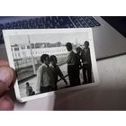 Редкая ч/б фотография Хоккеисты сборной СССР Петров, Коваленко поднимаются в Дворец спорта г.Минск оригинал