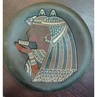 Винтажная декоративная настенная тарелка с египетским мотивом , металлическая чеканка , предположительно 1970 тых .