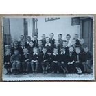 Фото школьного класса с учительницей. 1955 г.