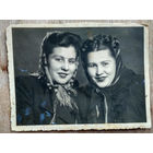 Фото двух женщин. 1950-е. 8.5х11.5 см