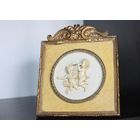 Настенное/настольное панно с изображением ангелов (путти) в золотистой раме.