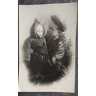 Папа с ребенком. Фото 1930-х? 8х12 см.