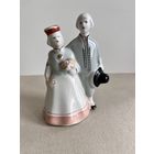 СТАТУЭТКА ФАРФОРОВАЯ "НА ПРОГУЛКЕ. ЛАТЫШСКАЯ ПАРА". 11*7,5*5,5 СМ. РИГА. РИЖСКИЙ ФФЗ. 1950-1970 ГОД. СМ.ФОТО, КЛЕЙМО И ОПИСАНИЕ.
