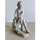 СТАТУЭТКА ФАРФОРОВАЯ "КОНЬКОБЕЖКА". 14*12*8 СМ. РИГА. РИЖСКИЙ ФФЗ. 1950-1970 ГОД. РЕДКАЯ ! 1 СОРТ. КРАСНОЕ КЛЕЙМО. СМ.ФОТО, КЛЕЙМО И ОПИСАНИЕ.