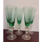Набор винтажных фужеров зеленого цвета.