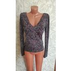 Интересной модели блуза на 42-44 размер. Отлично тянущийся стрейч, качественная ткань, рисунок как бы переливается, красивая расцветка. Сзади лодочкой.