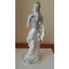 Статуэтка фарфоровая "Дама с боа"