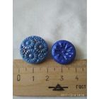 Две красивые голубые пуговицы.