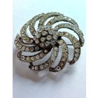 Крупная брошь-хризантема.