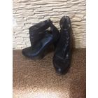 Стильные ботильоны Guess на 38-39 размер (маркировка 39) из качественной натуральной кожи черного цвета. Состояние отличное. Высота каблука 9,5 см.