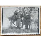 Фото советских солдат на памятнике в Европе. 8х11.5 см