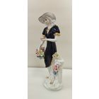 Статуэтка фарфоровая Девушка в шляпке с корзиной цветов, высота 30 см. Европа