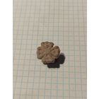 Запонка в виде крестика.