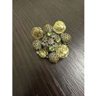 Брошь винтажная , украшена крупными желтыми кристаллами и мелкими зелеными камнями установленные в филигранную металлическую оправу