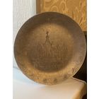 Старенькая резная тарелка с церковью