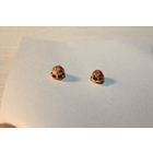 Серьги-гвоздики с вставками из твёрдых материалов.