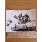 Фотография, самоходка ИСУ-152 и экипаж.