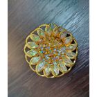 Винтажная круглая брошь в форме цветка с инкрустацией выполнены из разного размера ограненного стекла или кристаллов с нанесением  Aurora Borealis который создает радужные переливы на поверхности