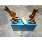 Игрушка музыкальная, механическая ЗАЙЦЫ ПИЛЯТ МОРКОВЬ.