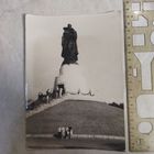 Фотография. Памятник Советскому солдату в Берлине. Трептов парк. 1960. Семья военных ГСВГ на экскурсии.
