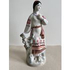 СТАТУЭТКА ФАРФОРОВАЯ " ЦВЕТЕТ ТЕРЕН. ДЕВУШКА У ПЛЕТНЯ. ". 24*9*8 СМ. 1 СОРТ. ПЕРВЫЙ СОРТ ! КРАСНОЕ КЛЕЙМО ! ЗХК ПОЛОННОЕ. СМ.ФОТО, КЛЕЙМО И ОПИСАНИЕ.