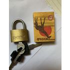 Новый замочек ещё из 2000-х годов. 2 больших ключа выполняют функции брелка. Размеры по коробке.