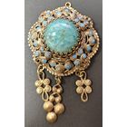 Брошь винтажная круглой формы, с подвесами и вставкой, имитирующей бирюзу, металл, золочение, стекло, Чехословакия, 1950-1960 гг.
