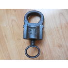 Старинный навесной замок с ключом.