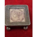 Серебряная коробочка для марок с маркой (Сиреневый  пенни) 1881г