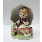 Статуэтка фарфоровая "Девочка с лягушкой под зонтиком" 80-е годы Европа. Высота 8 см.