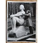 Фото у скульптуры. Дом отдыха Нарочь. 1985 г. 8.5х11.5 см.