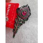 Серебряная брошь перо с корундом новая