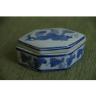 Шкатулка мелочница  ( фарфоровая )    5 х 7 , высота 3,5 см