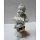 Статуэтка фарфоровая "Мальчик с гармошкой на шаре" 70-е годы Германия. Высота 13.5 см.