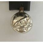 Елочная игрушка рельефный шар лиса у дерева СССР каталог