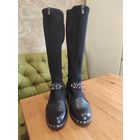 Стильные сапоги на 38-39 размер, подойдут на полную ногу (на полную икру). Высота сапог 42 см, длина стельки примерно 26 см (не достается стелька и нет возможности замерять точно). Идеально сядут на 3