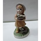 Статуэтка фарфоровая "Девочка с птичкой" 80-е годы Европа. Высота 9.5 см.