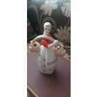 Девушка с грибами. Полонский завод художественной керамики. Авторы Ф. Бобик и Т. Н. Шуляк. .