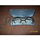 Очки старинные пенсне в аллюминевом футляре.