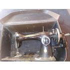 Старая швейная машинка в кофре для декора