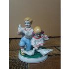 Статуэтка Дети кормят голубей
